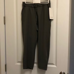 Lululemon “On the fly crop” woven grsg 4